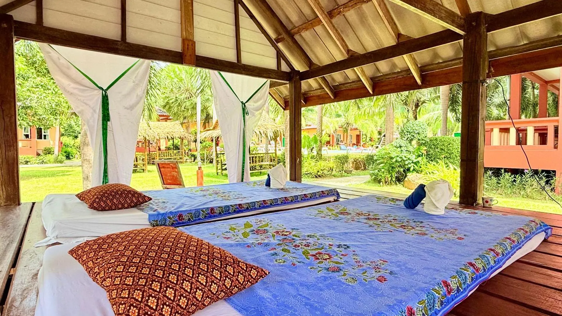 ***  Peaceful Resort , Long Beach - Koh Lanta Thailand